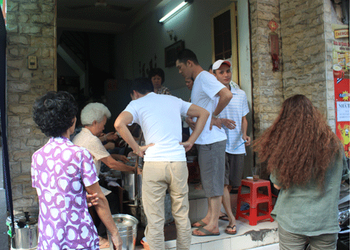 Thực khách đến đây ăn phải đứng chờ là chuyện rất bình thường