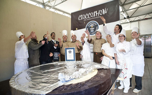 Thỏi chocolate hình đồng xu nặng 658 kg của các đầu bếp Italy ghi danh vào kỷ lục Guinness ngày 15/11/2012.