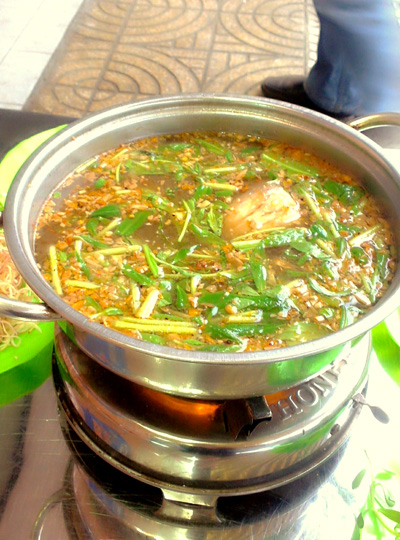 Nồi lẩu đầy đặn với những miếng cá ẩn hiện.