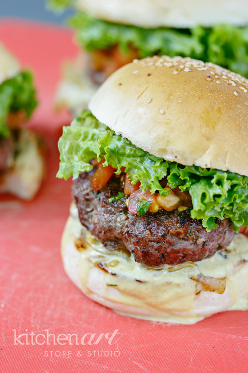 Bánh burger kẹp thịt bò