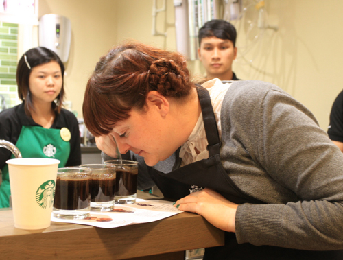 Trong ảnh là chuyên gia của Starbucks tại Việt Nam đang hướng dẫn những người tham dự cách nhận biết hương vị của từng loại cà phê khác nhau.