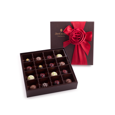 Hộp 16 viên chocolate tươi với hộp đính hoa hồng.