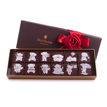 Hộp 12 viên chocolate nghệ thuật với hình ảnh gấu Teddy dễ thương.