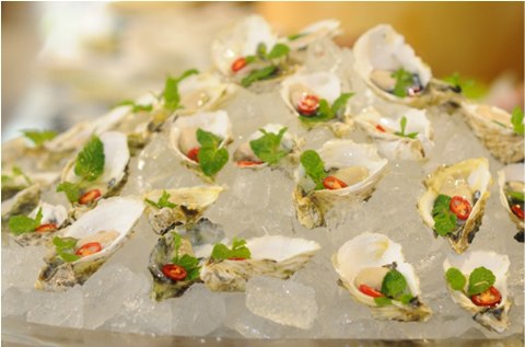 Thực đơn nơi đây có trên 120 món buffet hải sản cao cấp, được chế biến bởi các đầu bếp tài ba, chuyên nghiệp.