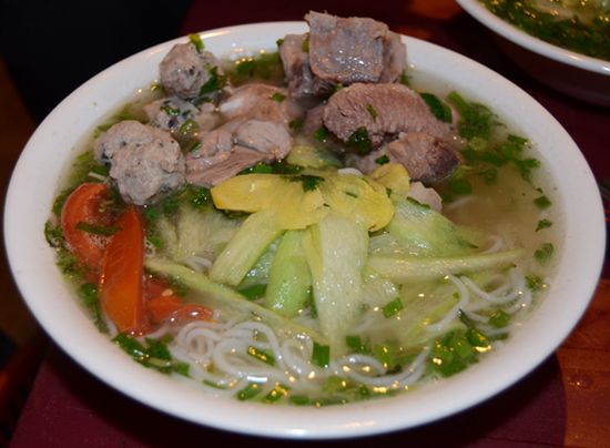 Tuy ăn ở vỉa hè nhưng thực khách không lấy đó làm cản trở, luôn tìm đến quán mỗi ngày.