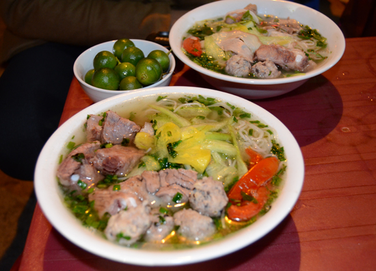 Tuy ăn ở vỉa hè nhưng thực khách không lấy đó làm cản trở, luôn tìm đến quán mỗi ngày.