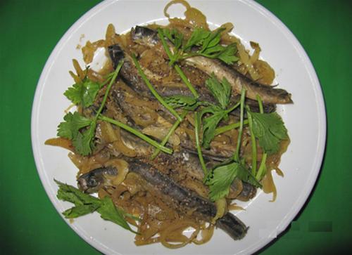 Đĩa cá kèo kho dưa cải 
