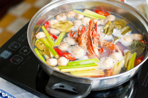 Lẩu tôm nấu sả cay