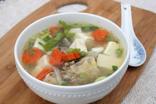 Canh gà nấu đậu phụ và rau củ