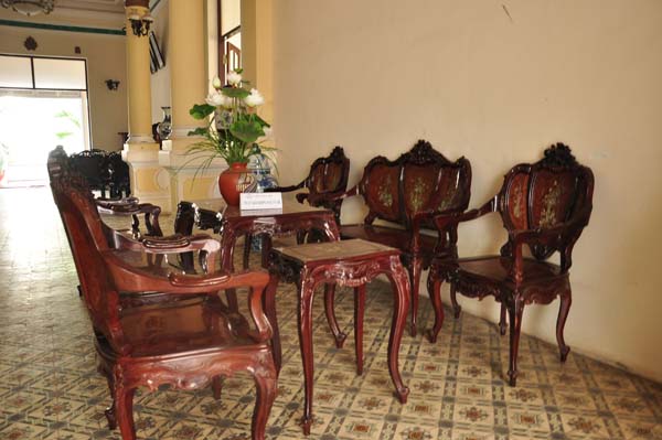 Mọi bàn ghế trong nhà đều được khảm tinh xảo.