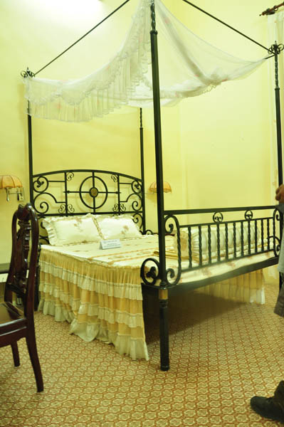Một chiếc giường ở tầng 1.