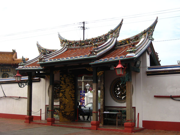 Những ngôi chùa xen kẽ trong phố.