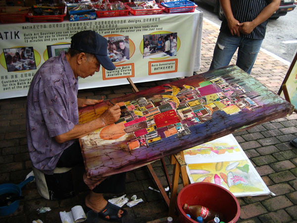 Và mua quà lưu niệm với những bức tranh Batik độc đáo.