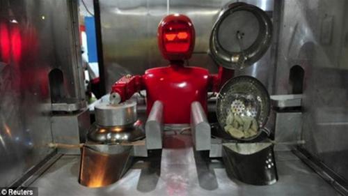 Robot chuẩn bị món há cảo và bánh bao hấp trong bếp nhà hàng Robot - Ảnh: Daily Mail