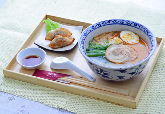 ... thì một set mì với bánh xếp dùng kèm là lựa chọn không tồi.