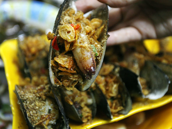 Tu hài nướng mỡ hành tẩm ướp gia vị khá khéo, thịt tươi, ngọt.