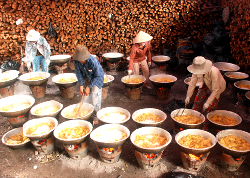 Sau đó gừng được cho vào chảo trộn với đường đặt trên những lò lửa rim suốt 3 giờ liền.