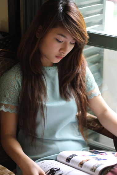 Bích Diệp chọn một góc yên tĩnh trong dinh thự đọc báo.
