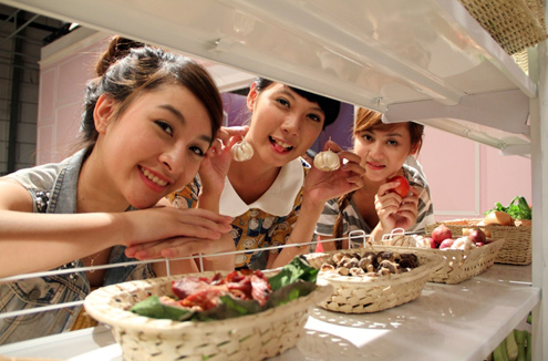 Từ bỏ hình ảnh yểu điệu, thí sinh 'lăn' vào bếp nấu ăn.