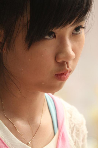 Những giọt mồ hôi lăn trên má Ngọc Trâm. Ở phần thi này, cô nàng sẽ trổ tài món thịt kho trứng.