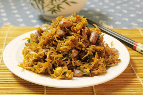 Là lạ cá cơm sữa kho lạc
