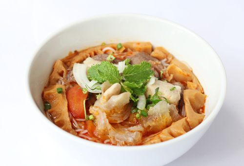 Tô bún lạ lẫm với sự hiện diện của sách bò, măng tươi, bò viên.