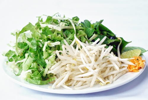 Rau sống ăn kèm sạch sẽ, tinh tươm với cải ron xắt mỏng, giá lặt gốc, rau thơm các loại.