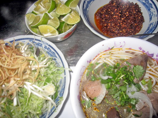 Bún bò, mì Quảng ấp Ánh Sáng