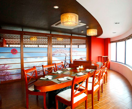 Quây quần trong không gian riêng tư tại nhà hàng Akari Sun.