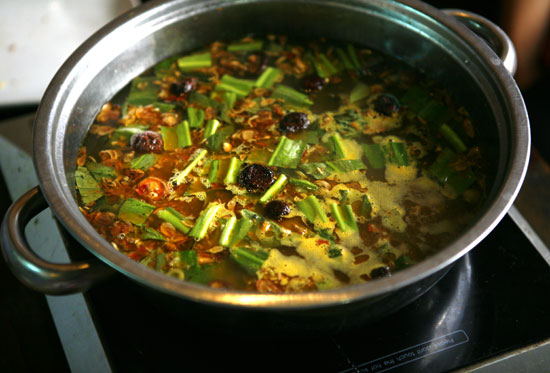 Nồi nước dùng chế vừa vặn, thơm sực mũi.