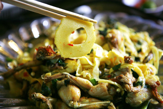 Măng chua thái mỏng, giòn, ăn không hề có vị đắng gắt.