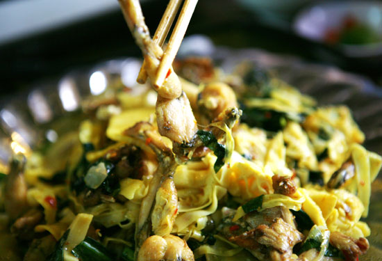 Thịt đùi ếch chiên sơ rồi xào với măng.