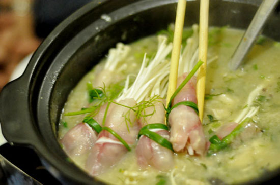 Lẩu cháo lạ lạ, ấm lòng mùa đông, ngồi nhâm nhi bên bạn bè thì không còn gì bằng.
