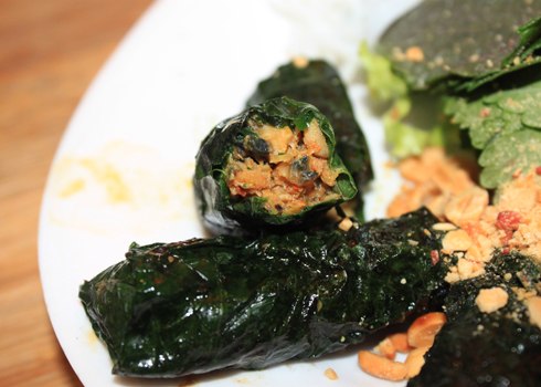 Ốc cuốn lá lốt nướng