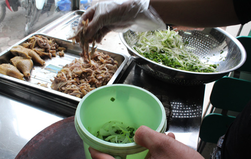 Mỗi suất mang về, nhân viên đều chuẩn bị thịt và bánh phở đầy đặn hơn.