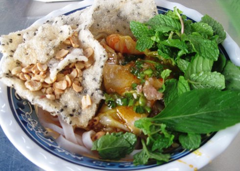Mì Quảng là một trong những món ăn được nhiều người ưa thích khi ghé ăn ở đây.