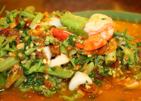 Gỏi rau nhút (Yam Phad Kached).