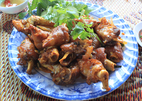 Móng lợn chiên nước mắm