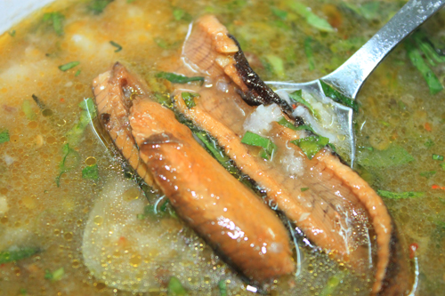 Thịt lươn được lóc xương, xào qua với nghệ nên có màu vàng rất đẹp mắt.