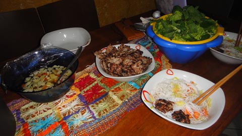Vợ brazil nấu món việt chiều chồng