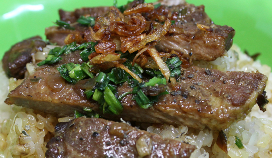 Bún trộn gà nấm sốt chua ngọt.