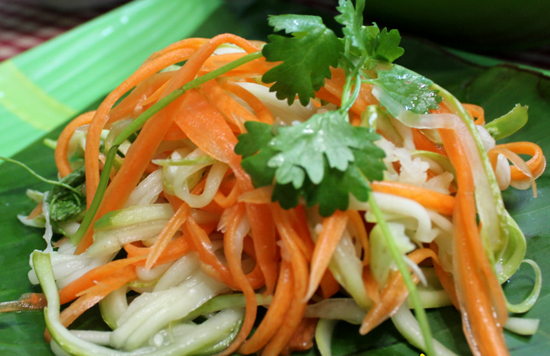Bún trộn gà nấm sốt chua ngọt.