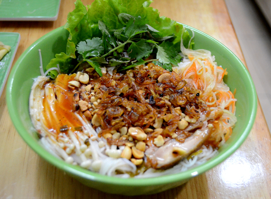 Bún trộn gà nấm sốt chua ngọt.