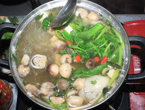 Một nồi lẩu bò bốc khói là món ăn không thể thích hợp hơn trong chiều đông phố núi.