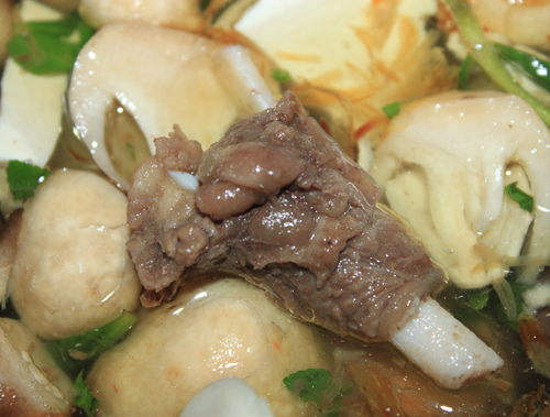 Bò dùng để nấu lẩu là bò gân, sụn, sườn hay đuôi.
