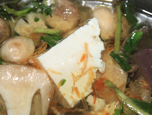Ngoài ra, trong lẩu nấm bò còn có đậu phụ non.