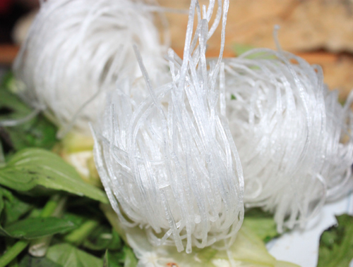 Lẩu nấm bò được ăn với bún khô, ngoài ra bạn có thể ăn với mì gói hoặc bún tươi tùy ý.