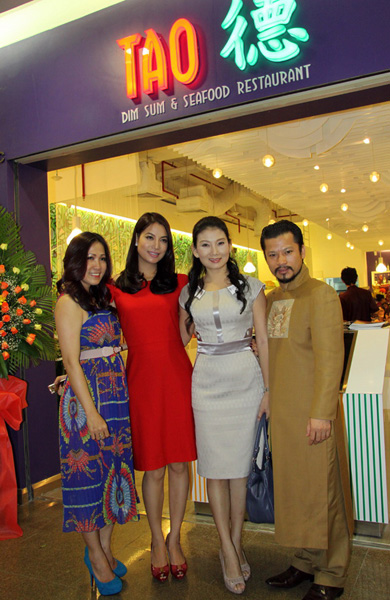 Trương Ngọc Ánh trong ngày khai trương nhà hàng.