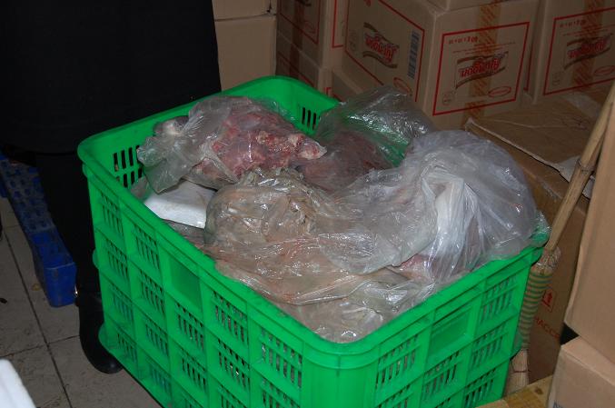 Hàng chục kilogam thịt, cá đã bốc mùi