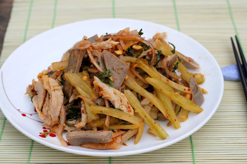 Dạ dày và lưỡi lợn trộn dưa cải chua